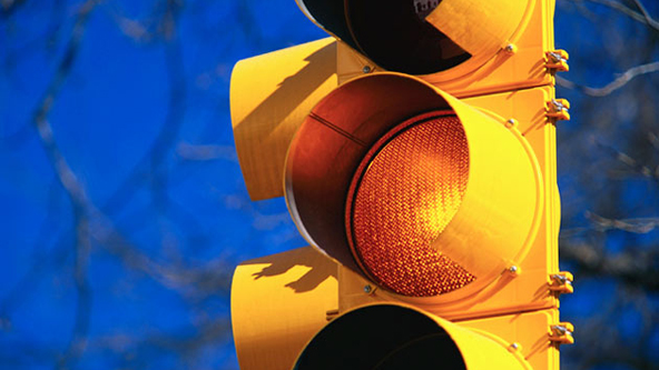 Semáforos o la luz amarilla intermitente: plan de modernización y negocios