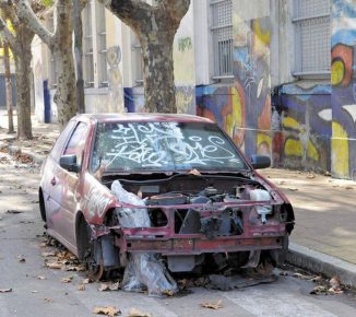 Vehículos abandonados en la vía pública: un problema más para la difícil tarea de estacionar en la ciudad