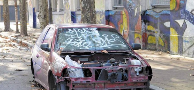 Vehículos abandonados en la vía pública: un problema más para la difícil tarea de estacionar en la ciudad