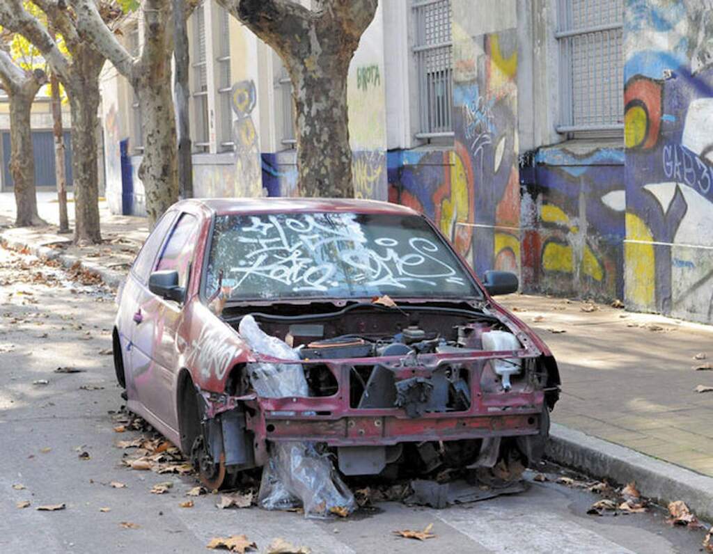 Vehículos abandonados en la vía pública: un problema más para la difícil tarea de estacionar en la ciudad